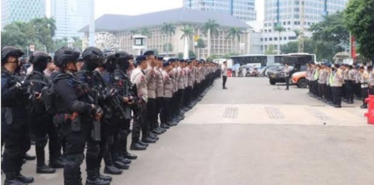 Hundreds of Joint Personnel Deployed to Secure Demonstrations at House of Representatives - RakyatPost.co