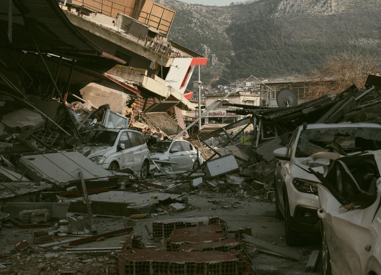 East Nusa Tenggara Police Deploys 125 Personnel to Help Flores Earthquake Victims - RakyatPost.co