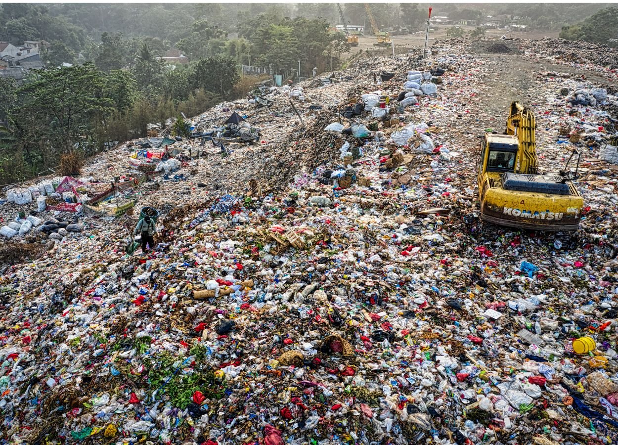 Pramono Targets 100 Percent Waste Management in Jakarta by 2028 - RakyatPost.co